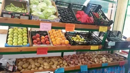 FRUITES I VERDURES YURI NAEEM
