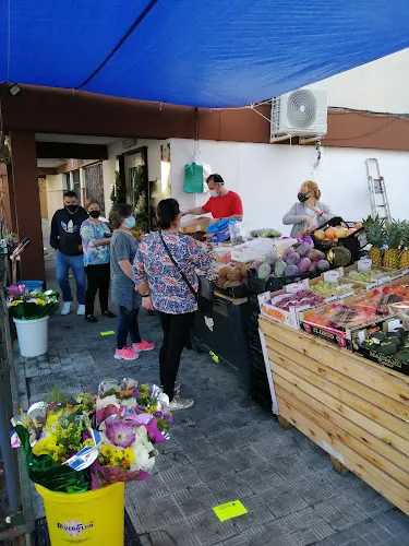 Frutería y alimentación familia Rodríguez